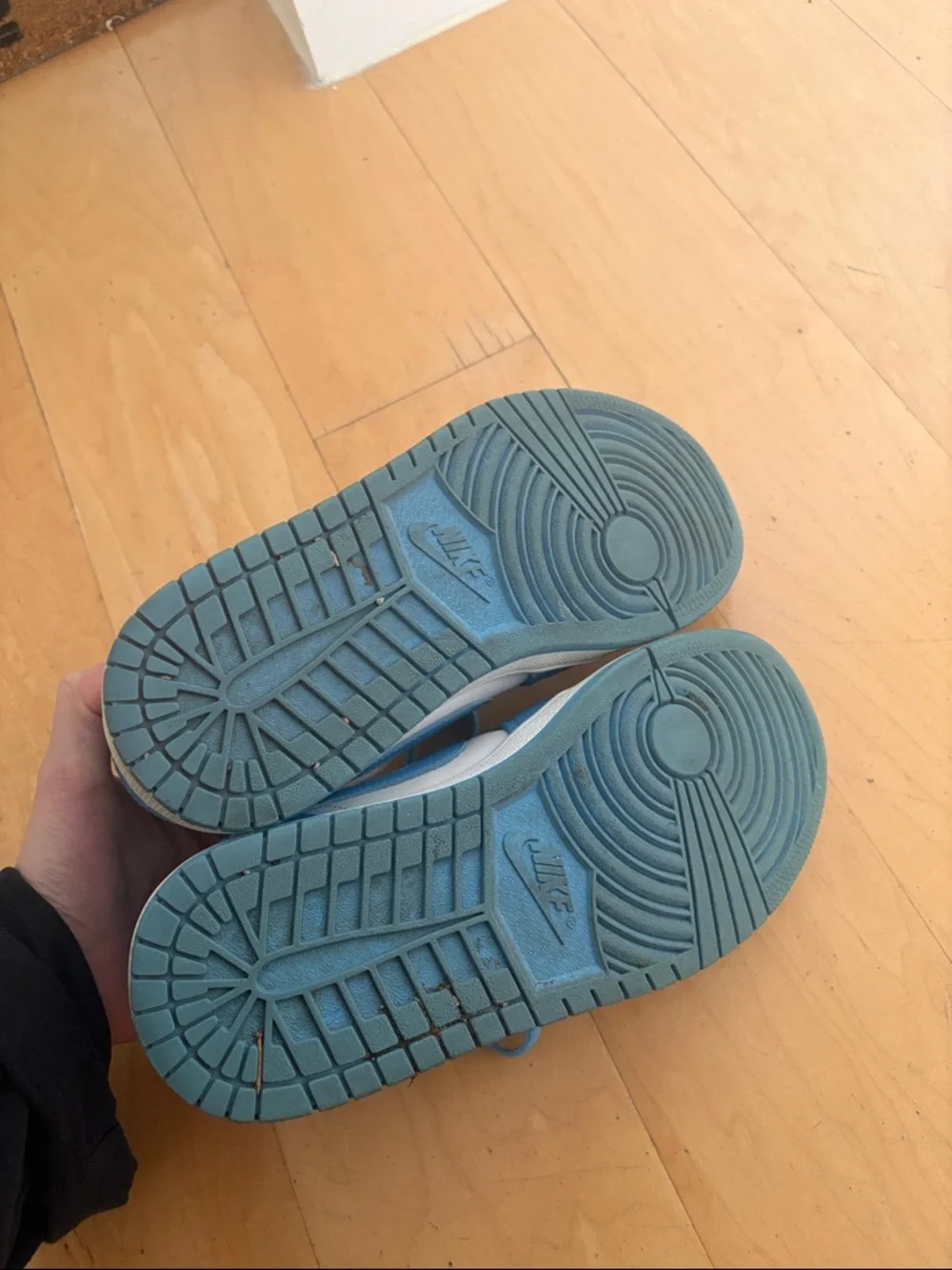 Nike Air Jordan 1 Low - UNC - Picture 5 of 5